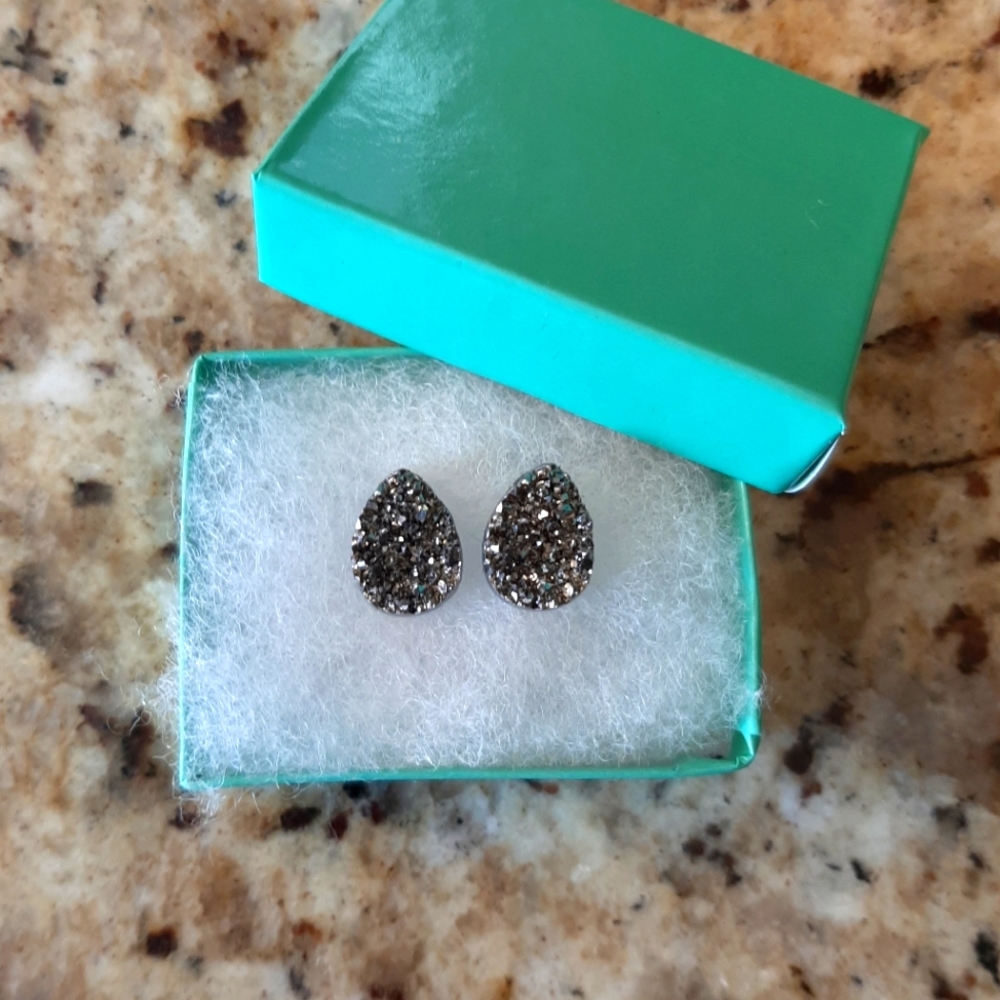 Elegant Metallic Grey Teardrop Earrings